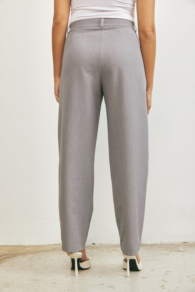 מכנסיים מחויטים מותניים נמוכות אפור קלאסי