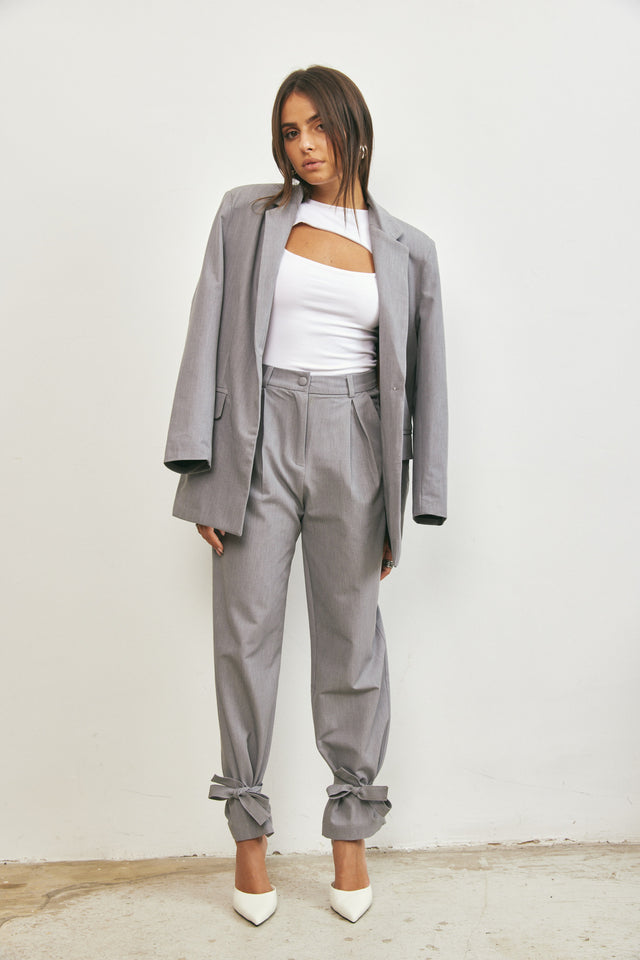 מכנסיים מחויטים מותניים נמוכות אפור קלאסי