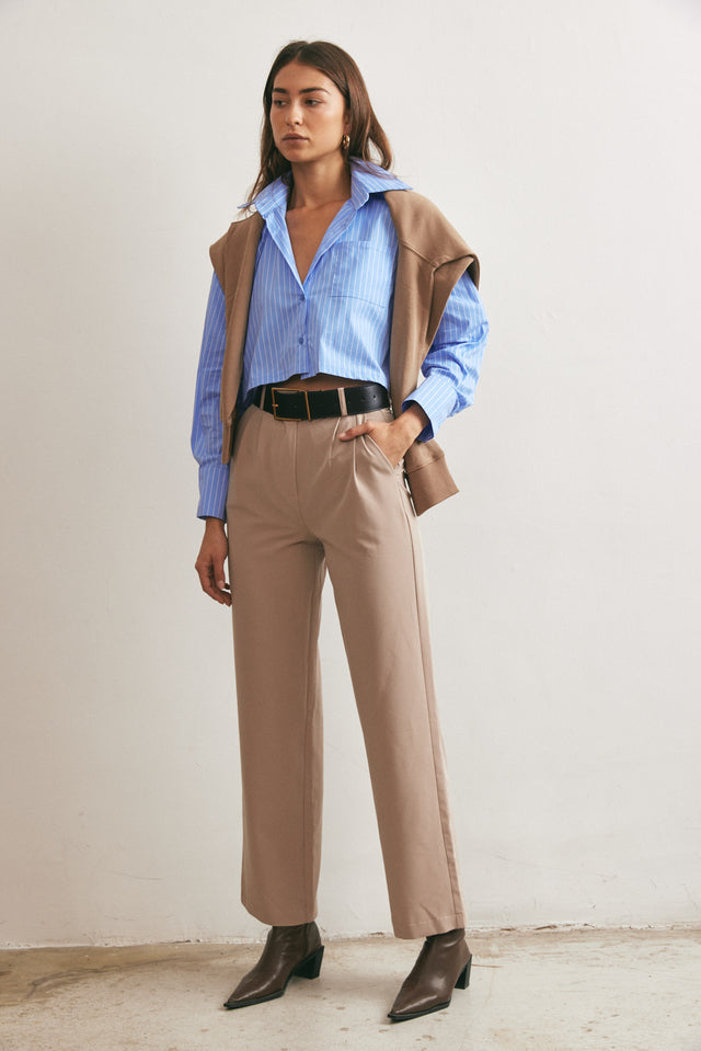 מכנסיים מחויטים בז' סיזאן