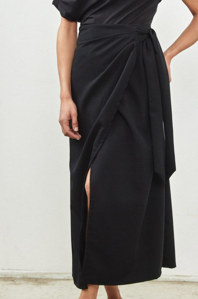 חצאית מעטפת מיאגי מחוייטת מידי קשירה שחורה