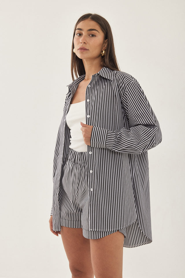 חולצה מכופתרת בויפרנד פסים שחור לבן