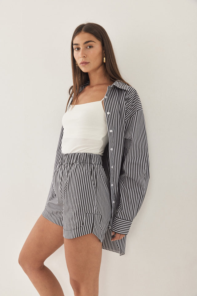 חולצה מכופתרת בויפרנד פסים שחור לבן