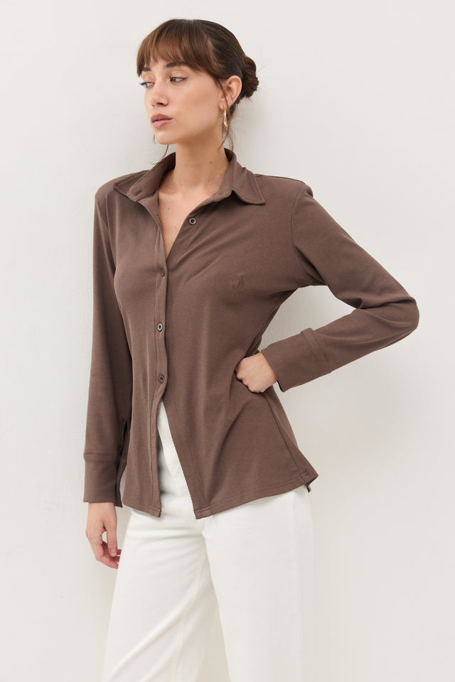 חולצה מכופתרת קקאו ריב כריות כתפיים נשלפות חום טראפל