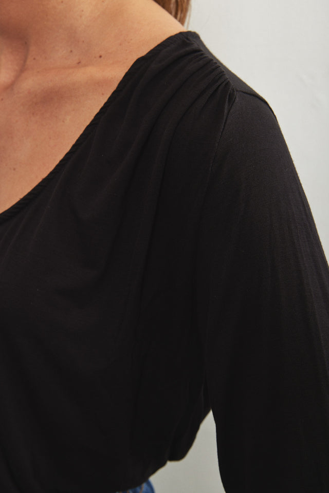 חולצת סלין מפתח עגול כיווצים שחורה