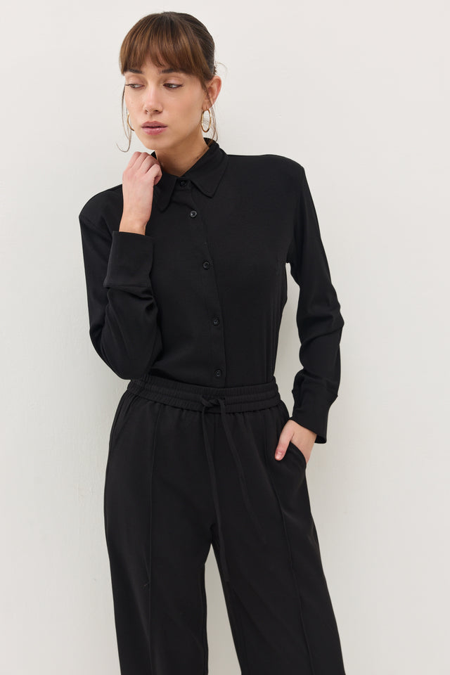 חולצה מכופתרת קקאו ריב כריות כתפיים נשלפות שחורה