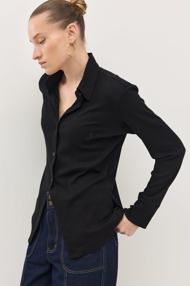 חולצה מכופתרת קקאו ריב כריות כתפיים נשלפות שחורה