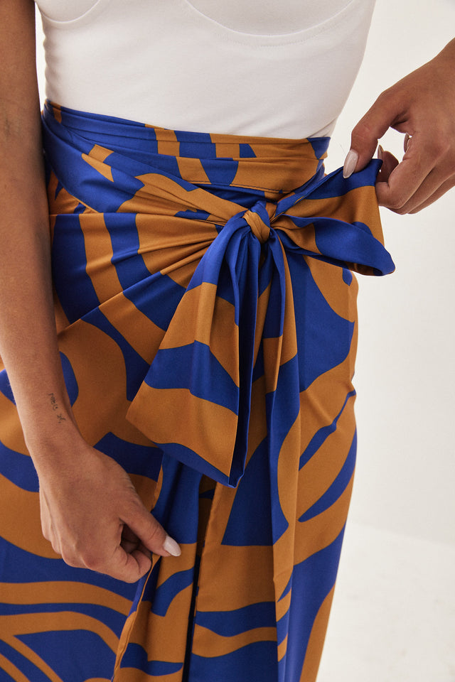 חצאית מעטפת מיאגי בהדפס גאומטרי כחול