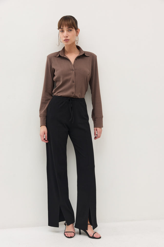 חולצה מכופתרת קקאו ריב כריות כתפיים נשלפות חום טראפל