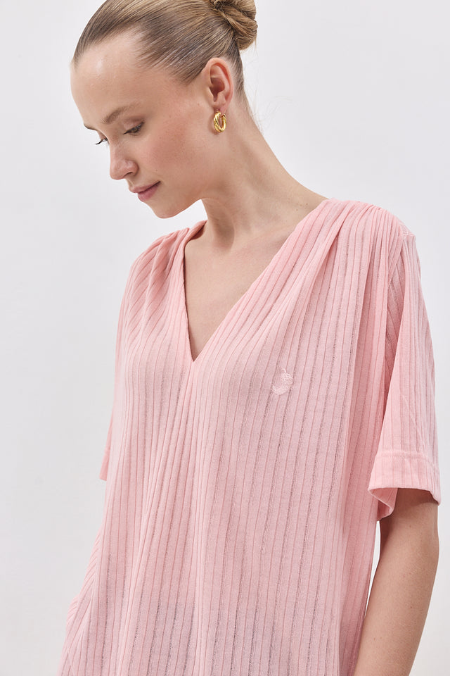 חולצה מפתח וי כיווצים קצרה ורוד בלאש