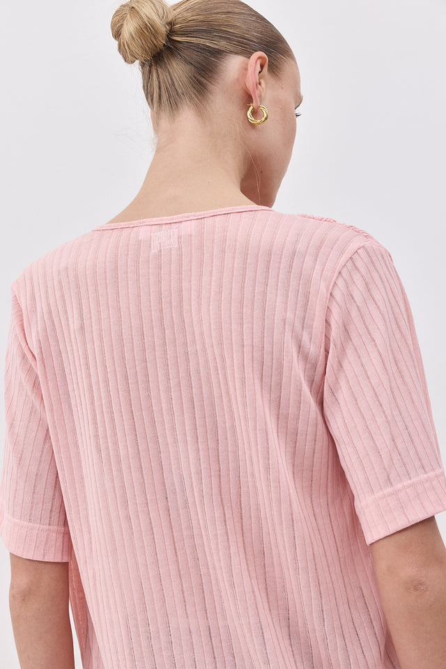 חולצה מפתח וי כיווצים קצרה ורוד בלאש