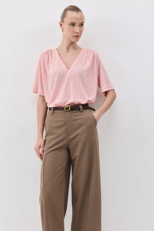 חולצה מפתח וי כיווצים קצרה ורוד בלאש