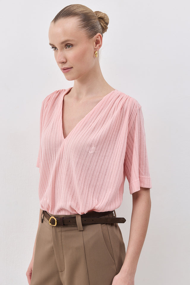 חולצה מפתח וי כיווצים קצרה ורוד בלאש