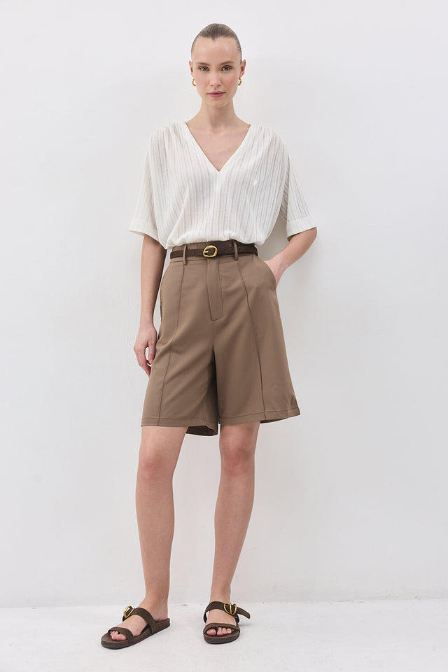 חולצה מפתח וי כיווצים קצרה קרם