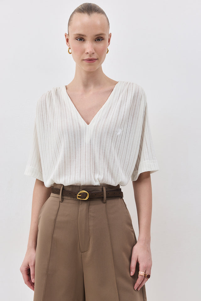 חולצה מפתח וי כיווצים קצרה קרם