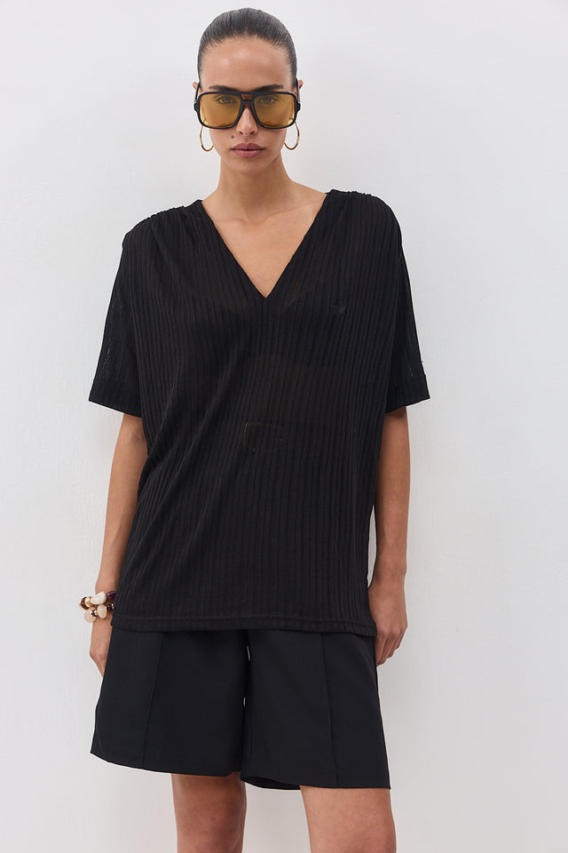 חולצה מפתח וי כיווצים קצרה שחורה