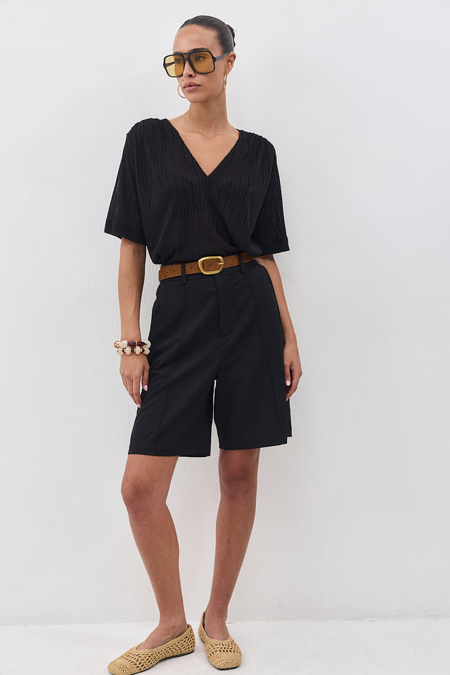 חולצה מפתח וי כיווצים קצרה שחורה