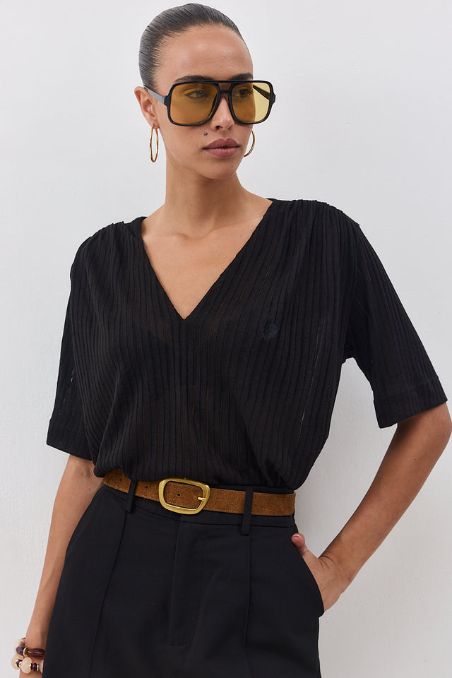 חולצה מפתח וי כיווצים קצרה שחורה