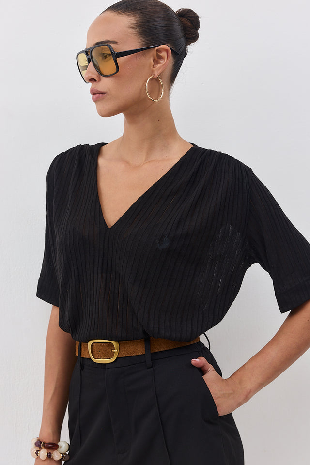 חולצה מפתח וי כיווצים קצרה שחורה