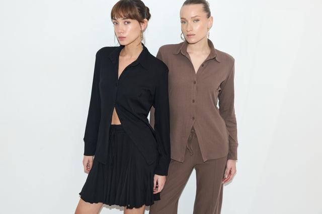 חולצה מכופתרת קקאו ריב כריות כתפיים נשלפות שחורה