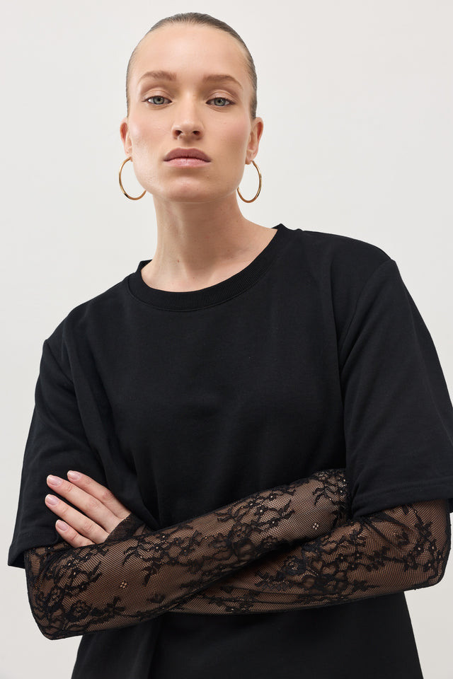 חולצת באטר שרוולי תחרה מתחלפים שחור-לבן