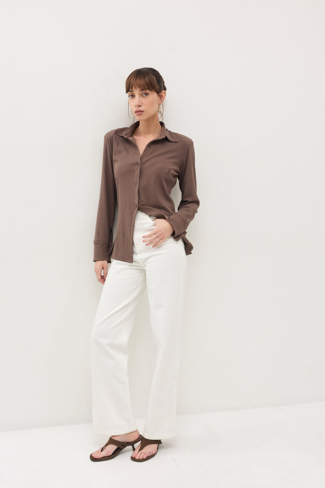 חולצה מכופתרת קקאו ריב כריות כתפיים נשלפות חום טראפל