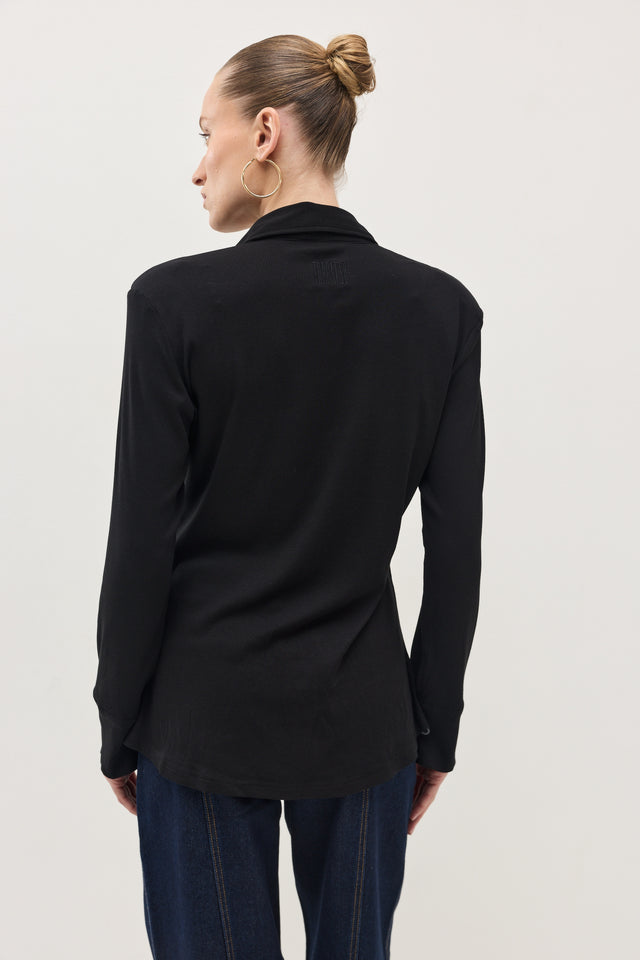 חולצה מכופתרת קקאו ריב כריות כתפיים נשלפות שחורה