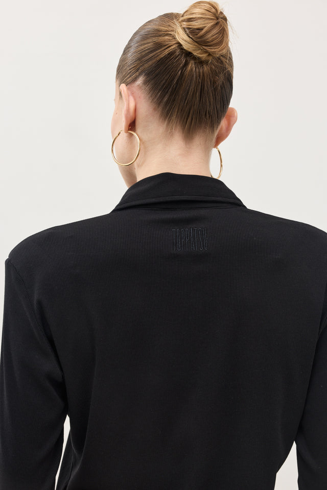 חולצה מכופתרת קקאו ריב כריות כתפיים נשלפות שחורה