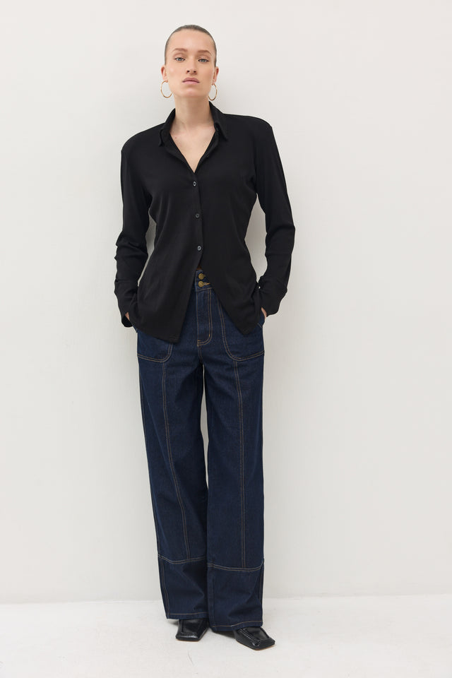 חולצה מכופתרת קקאו ריב כריות כתפיים נשלפות שחורה