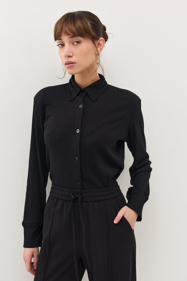 חולצה מכופתרת קקאו ריב כריות כתפיים נשלפות שחורה