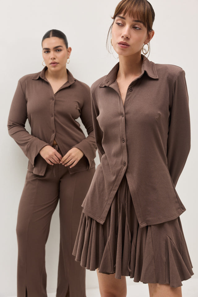 חולצה מכופתרת קקאו ריב כריות כתפיים נשלפות חום טראפל