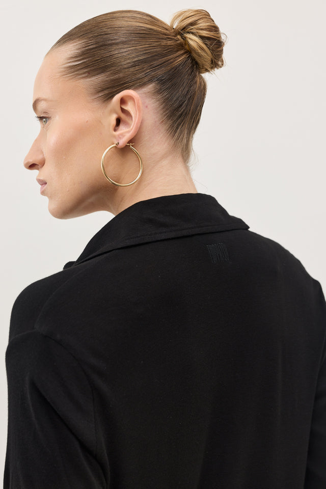 חולצת ספרינג רול שרוולים מנומרים שחורה