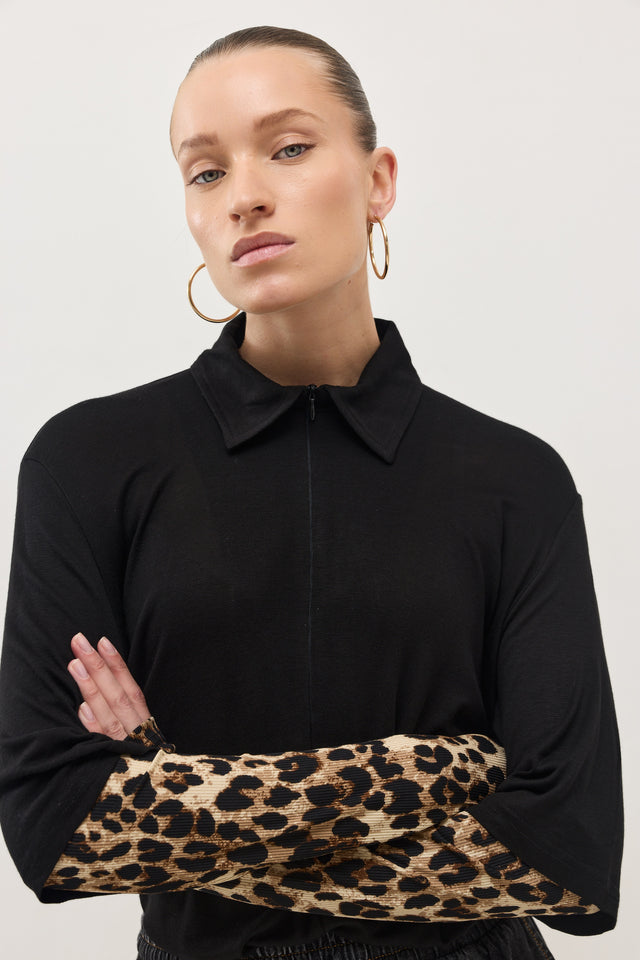 חולצת ספרינג רול שרוולים מנומרים שחורה