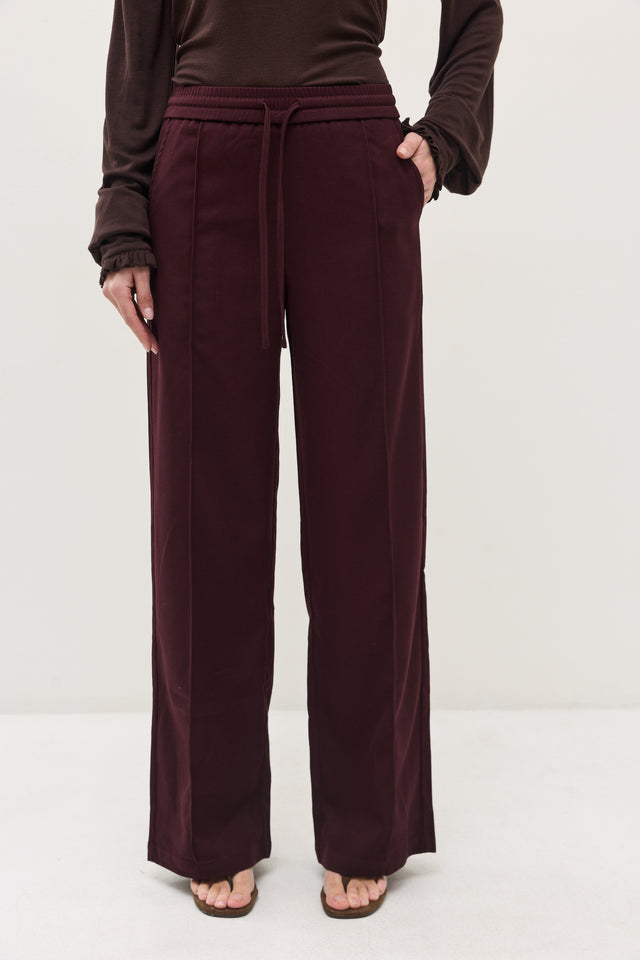 מכנסיים מחוייטים בריוש גומי בורגנדי