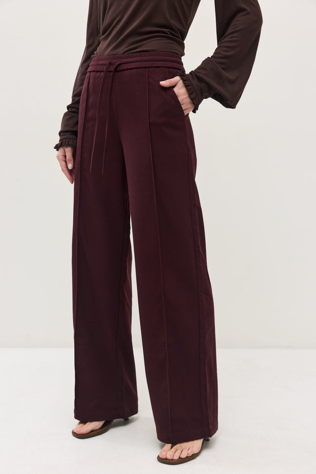 מכנסיים מחוייטים בריוש גומי בורגנדי