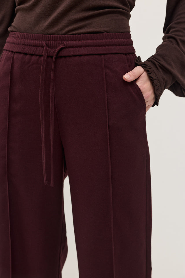 מכנסיים מחוייטים בריוש גומי בורגנדי