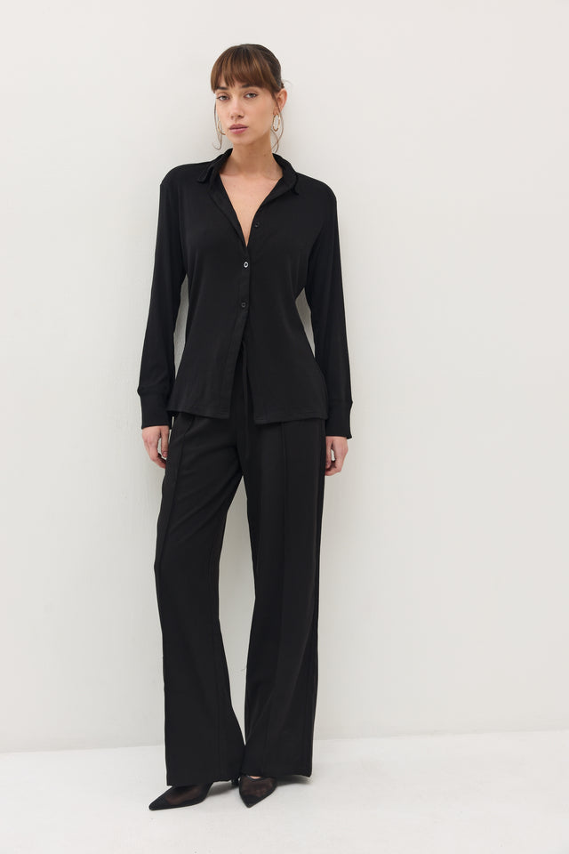 חולצה מכופתרת קקאו ריב כריות כתפיים נשלפות שחורה