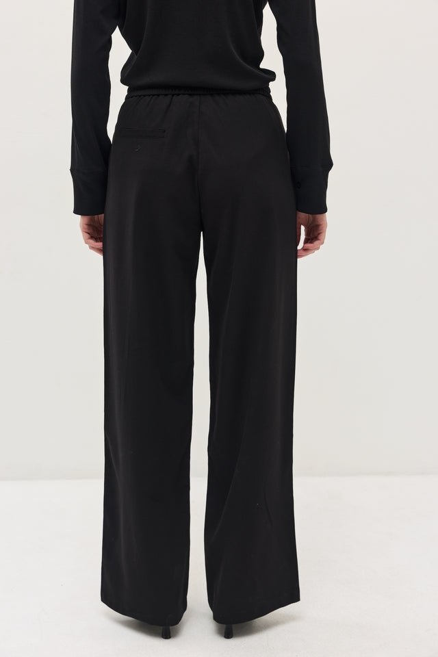 מכנסיים מחוייטים בריוש גומי שחורים