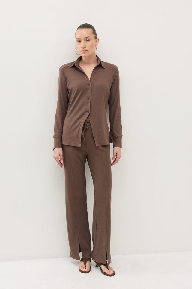 חולצה מכופתרת קקאו ריב כריות כתפיים נשלפות חום טראפל