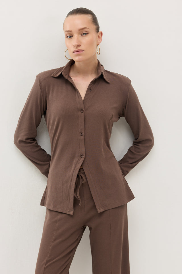 חולצה מכופתרת קקאו ריב כריות כתפיים נשלפות חום טראפל