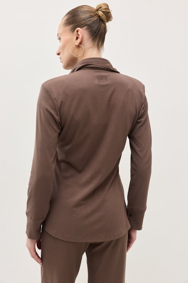 חולצה מכופתרת קקאו ריב כריות כתפיים נשלפות חום טראפל