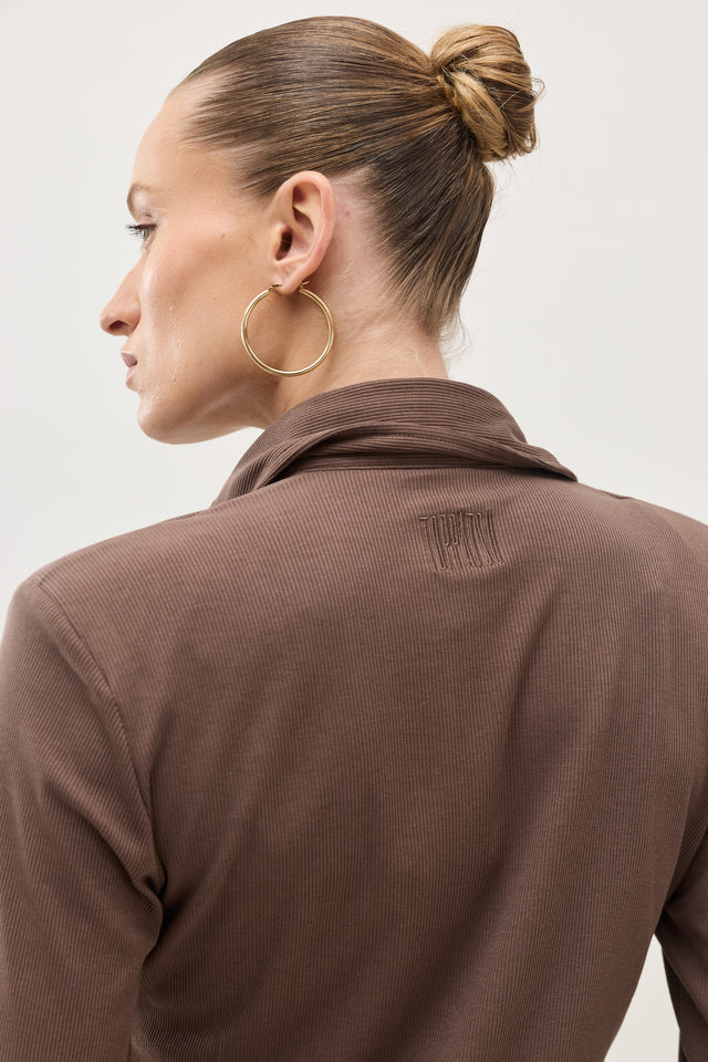 חולצה מכופתרת קקאו ריב כריות כתפיים נשלפות חום טראפל