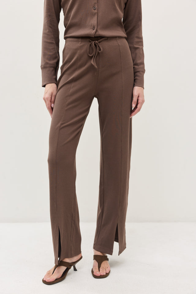 מכנסי קקאו ריב פתח קדמי חום טראפל