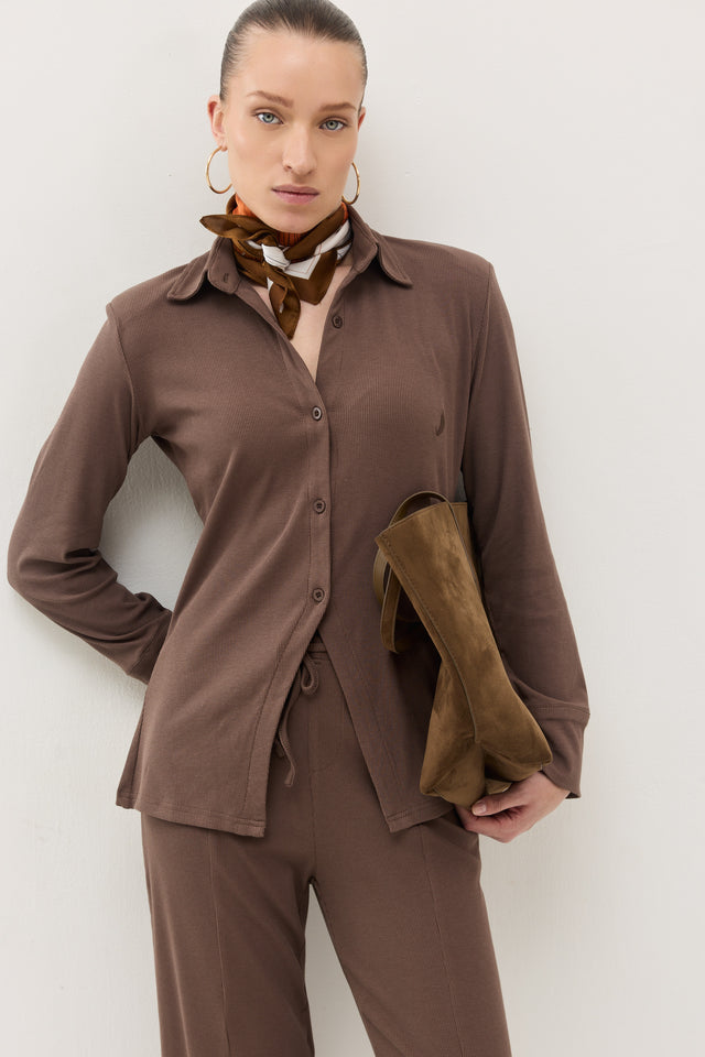 חולצה מכופתרת קקאו ריב כריות כתפיים נשלפות חום טראפל