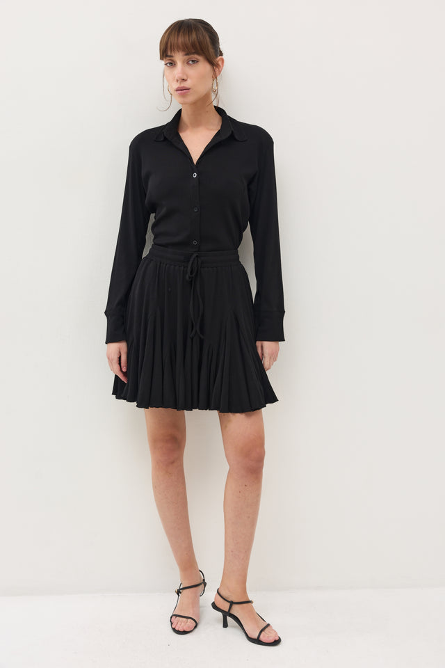 חולצה מכופתרת קקאו ריב כריות כתפיים נשלפות שחורה