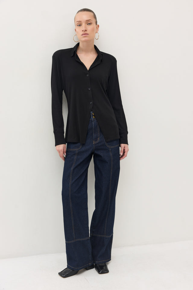 חולצה מכופתרת קקאו ריב כריות כתפיים נשלפות שחורה