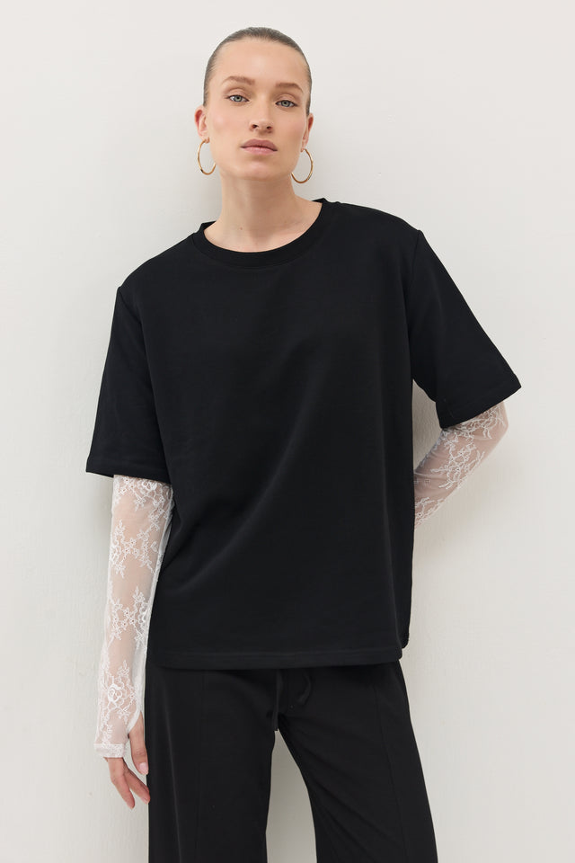 חולצת באטר שרוולי תחרה מתחלפים שחור-לבן