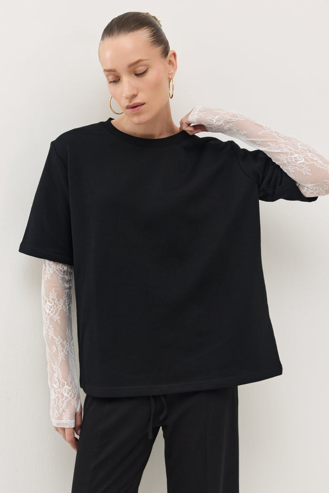 חולצת באטר שרוולי תחרה מתחלפים שחור-לבן