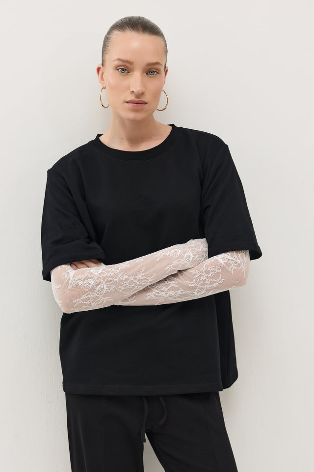 חולצת באטר שרוולי תחרה מתחלפים שחור-לבן