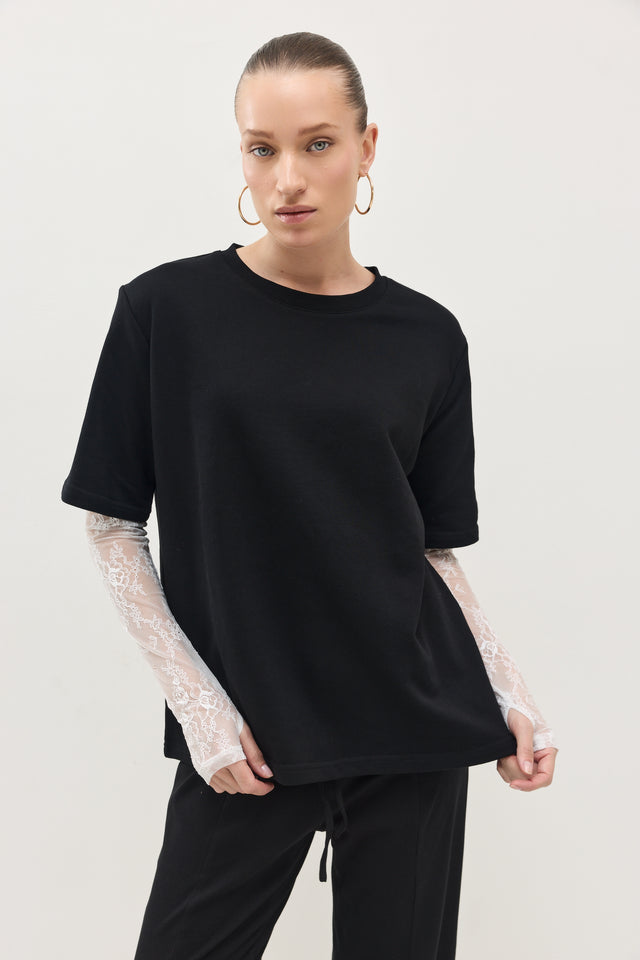 חולצת באטר שרוולי תחרה מתחלפים שחור-לבן