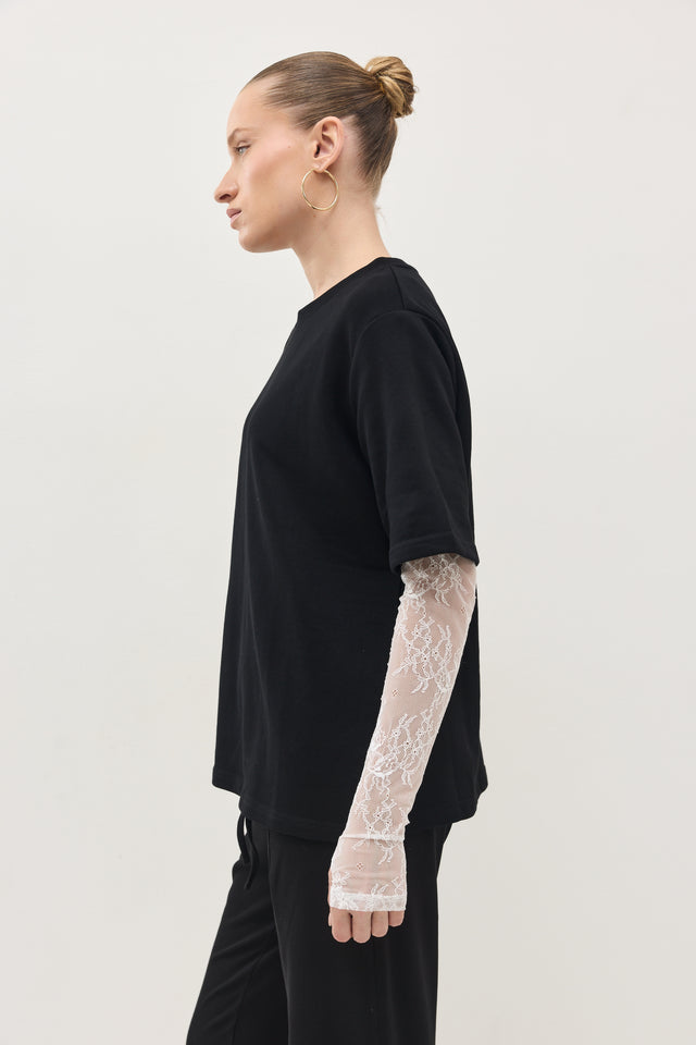 חולצת באטר שרוולי תחרה מתחלפים שחור-לבן